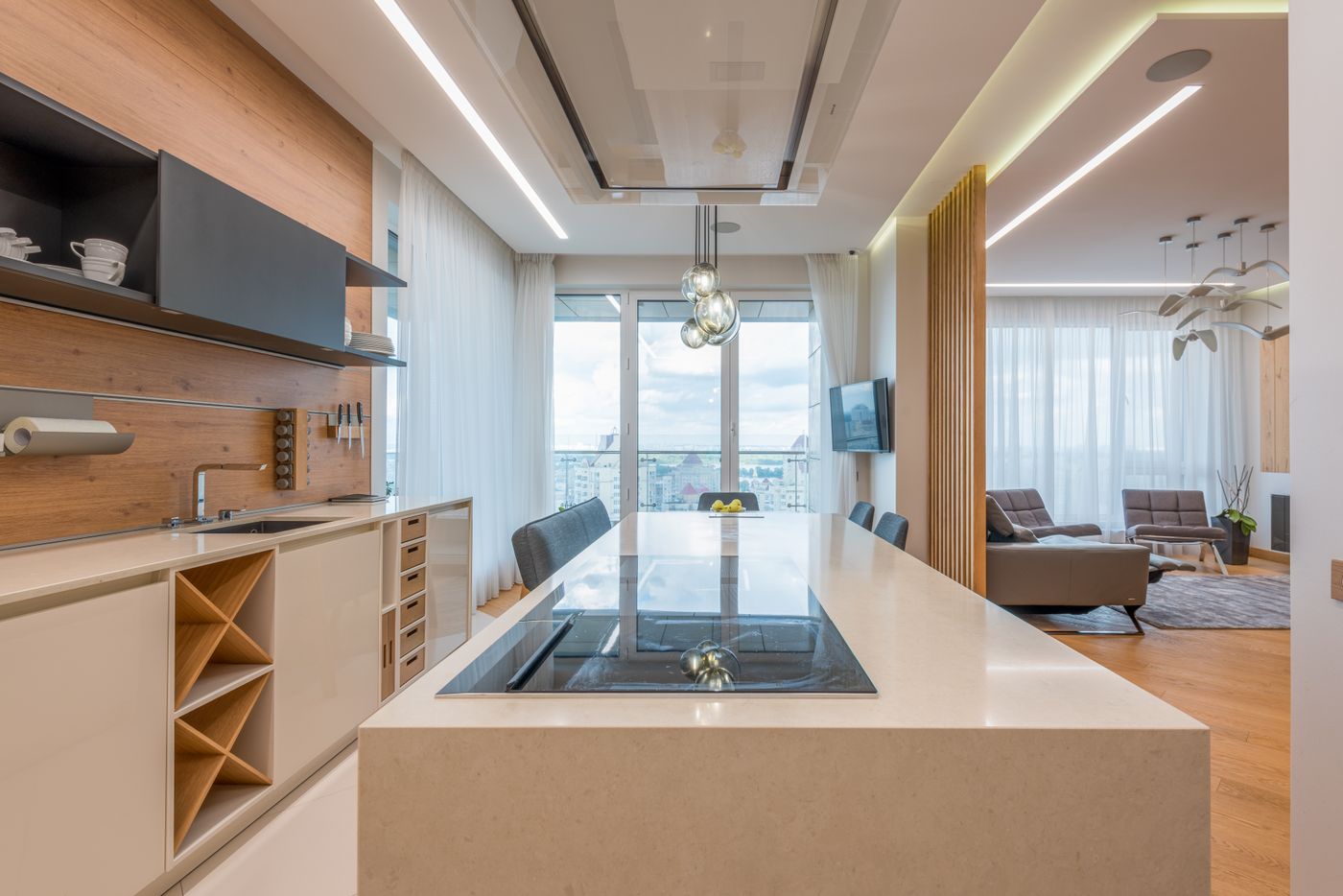 Sala e cozinha integradas com mobiliário planejado claro
